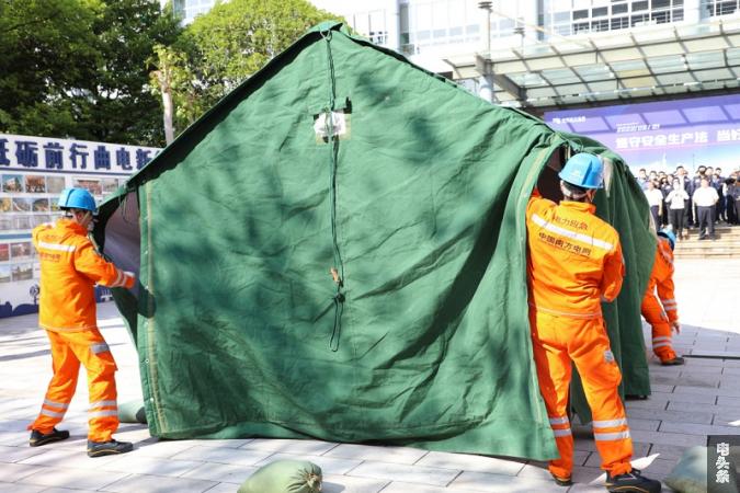 搭建应急帐篷。阮松萍摄