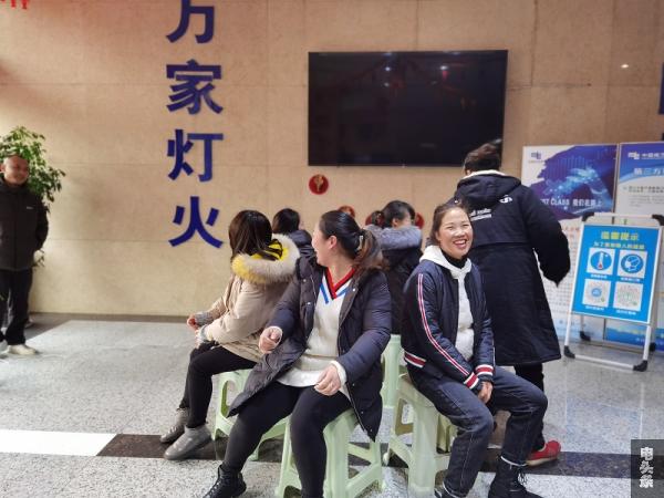 3、抢凳子比赛（张亮0