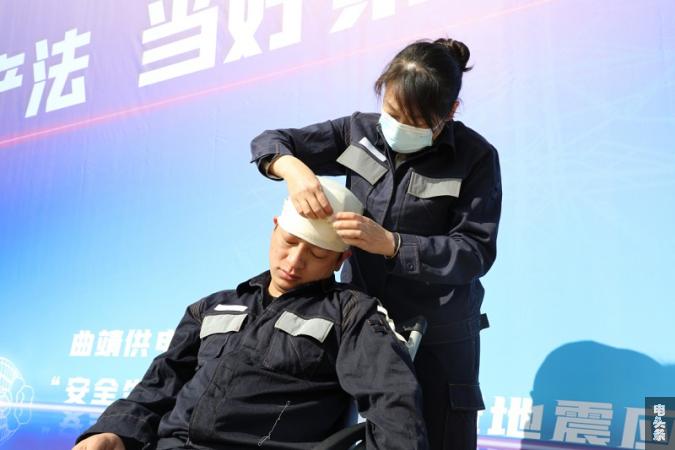 为伤者包扎伤口。阮松萍摄