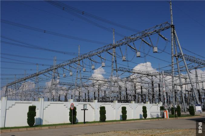 （003--2）2003年1月16日建成投产的500千伏安顺变电站一角